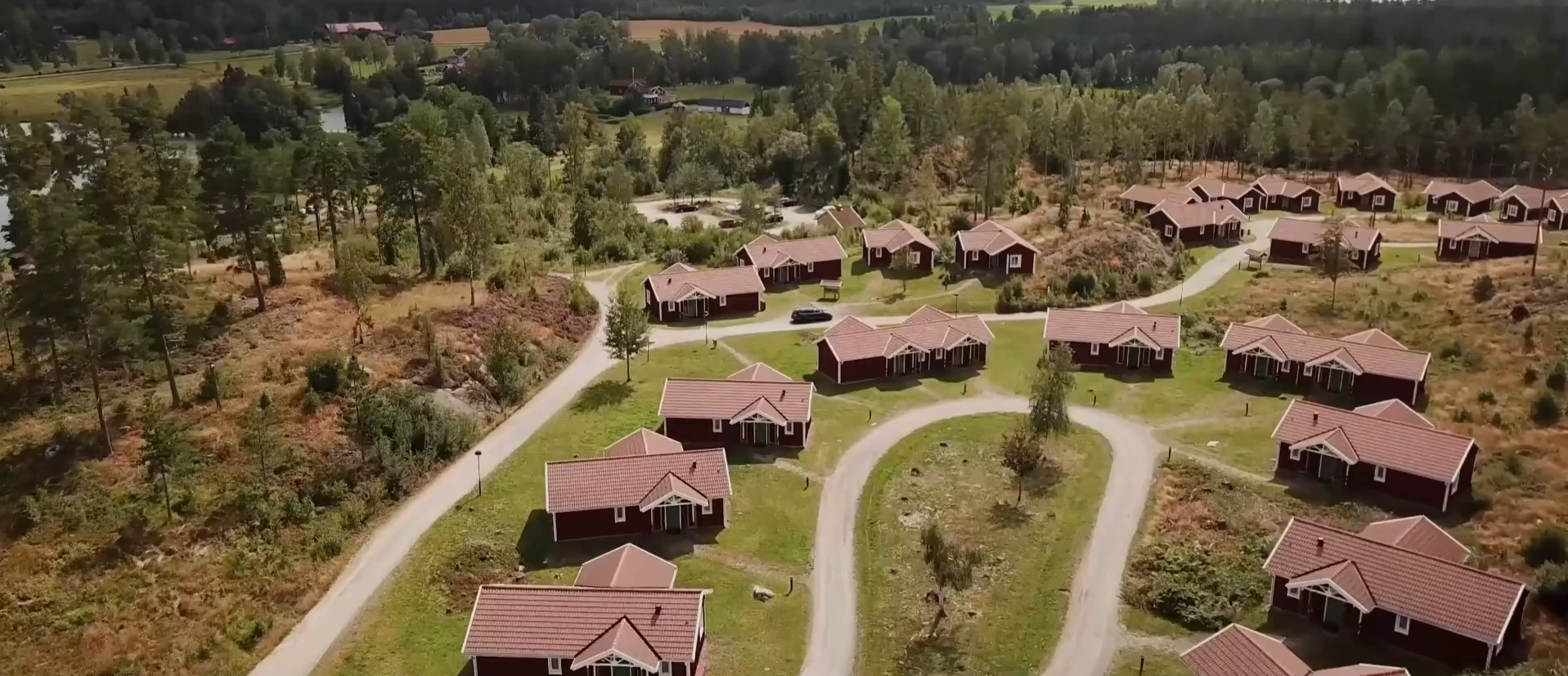 Drönarvideo av Resort Yxenhaga, Smålands största stugby